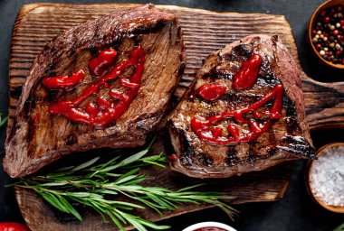 Izgara biftek ve ketçaptan yapılmış korkunç yüzler.