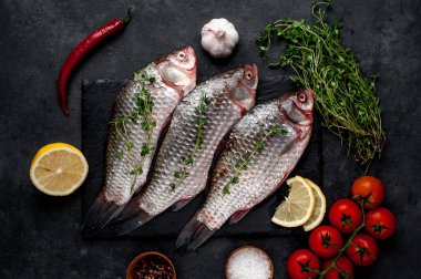 Limonlu ve kekikli Crucian sazan balığı taştan bir arka planda tahta üzerinde. Nehir balığı .