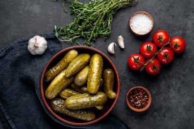 Baharatlı salatalık turşusu.