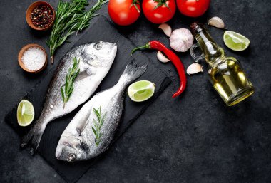 Çiğ dorado balığı ve taş kaplama malzemeler.