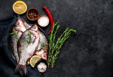 Limonlu ve kekikli Crucian sazan balığı taştan bir arka planda tahta üzerinde. Nehir balığı .