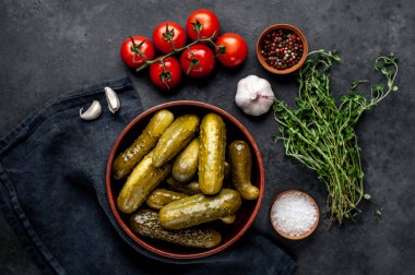 Baharatlı salatalık turşusu.