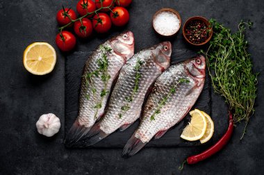 Limonlu ve kekikli Crucian sazan balığı taştan bir arka planda tahta üzerinde. Nehir balığı .