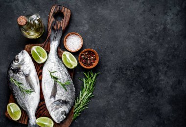 Çiğ dorado balığı ve taş kaplama malzemeler.