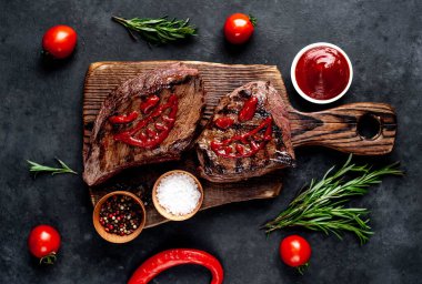 Izgara biftek ve ketçaptan yapılmış korkunç yüzler.