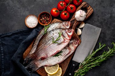 Limonlu ve kekikli Crucian sazan balığı taştan bir arka planda tahta üzerinde. Nehir balığı .