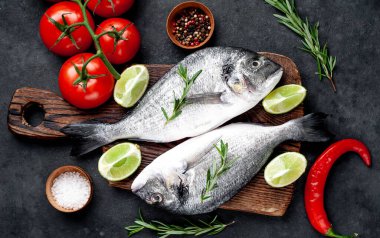 Çiğ dorado balığı ve taş kaplama malzemeler.