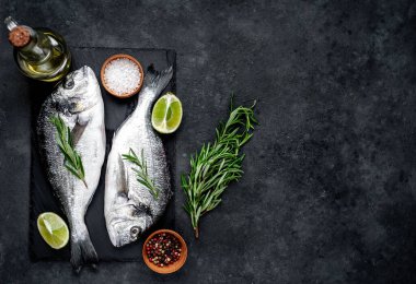 Çiğ dorado balığı ve taş kaplama malzemeler.