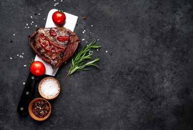 Ketçaptan yapılmış korkunç yüzlü ızgara biftek.