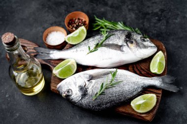 Çiğ dorado balığı ve taş kaplama malzemeler.