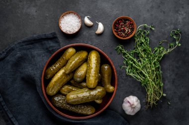 Baharatlı salatalık turşusu.