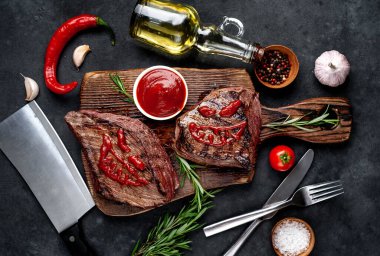 Izgara biftek ve ketçaptan yapılmış korkunç yüzler.