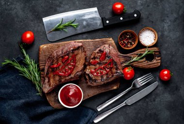 Izgara biftek ve ketçaptan yapılmış korkunç yüzler.