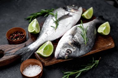 Çiğ dorado balığı ve taş kaplama malzemeler.