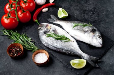 Çiğ dorado balığı ve taş kaplama malzemeler.