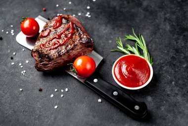 Ketçaptan yapılmış korkunç yüzlü ızgara biftek.