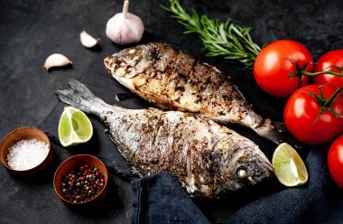 Kayalık zeminde malzemeli ızgara dorado balığı ve metin için fotokopi alanı