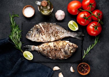 Kayalık zeminde malzemeli ızgara dorado balığı ve metin için fotokopi alanı