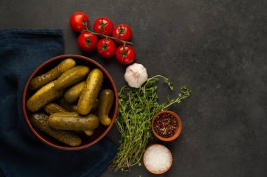 Baharatlı salatalık turşusu.