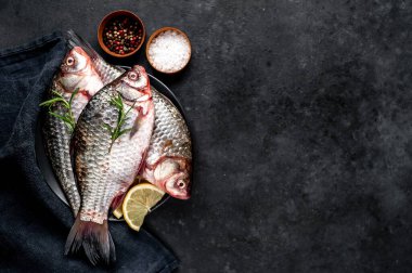 Limonlu ve kekikli Crucian sazan balığı taştan bir arka planda tahta üzerinde. Nehir balığı .