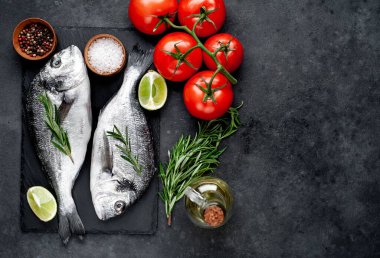 Çiğ dorado balığı ve taş kaplama malzemeler.