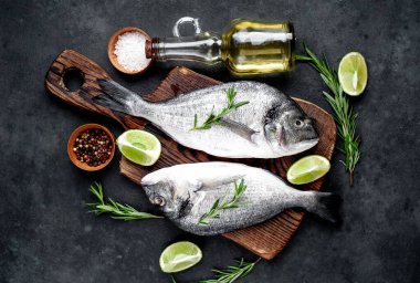 Çiğ dorado balığı ve taş kaplama malzemeler.