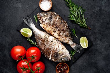 Kayalık zeminde malzemeli ızgara dorado balığı ve metin için fotokopi alanı