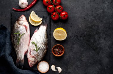 Limonlu ve kekikli Crucian sazan balığı taştan bir arka planda tahta üzerinde. Nehir balığı .