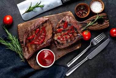 Izgara biftek ve ketçaptan yapılmış korkunç yüzler.