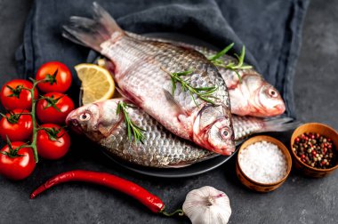 Limonlu ve kekikli Crucian sazan balığı taştan bir arka planda tahta üzerinde. Nehir balığı .