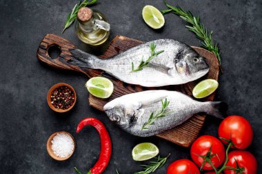 Çiğ dorado balığı ve taş kaplama malzemeler.