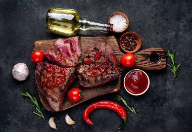 Izgara biftek ve ketçaptan yapılmış korkunç yüzler.