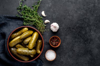 Baharatlı salatalık turşusu.