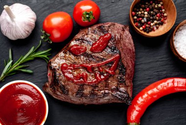 Ketçaptan yapılmış korkunç yüzlü ızgara biftek.