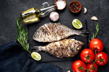 Kayalık zeminde malzemeli ızgara dorado balığı ve metin için fotokopi alanı