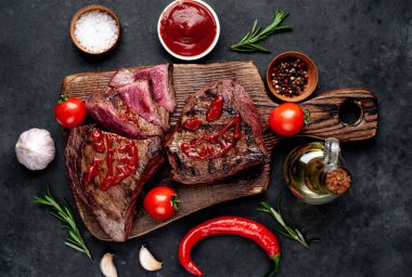 Izgara biftek ve ketçaptan yapılmış korkunç yüzler.