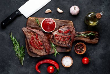 Izgara biftek ve ketçaptan yapılmış korkunç yüzler.