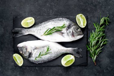 Çiğ dorado balığı ve taş kaplama malzemeler.