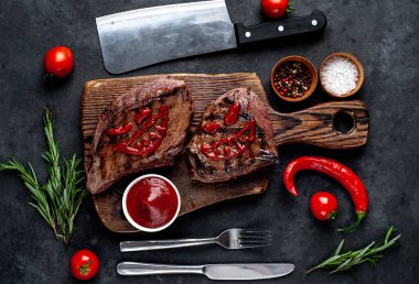 Izgara biftek ve ketçaptan yapılmış korkunç yüzler.