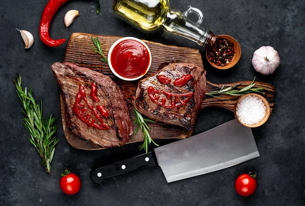 Izgara biftek ve ketçaptan yapılmış korkunç yüzler.