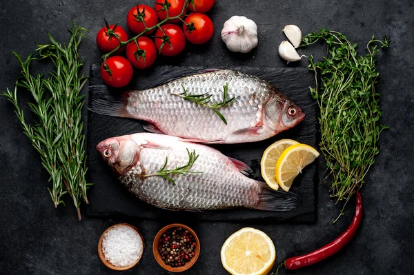 Limonlu ve kekikli Crucian sazan balığı taştan bir arka planda tahta üzerinde. Nehir balığı .