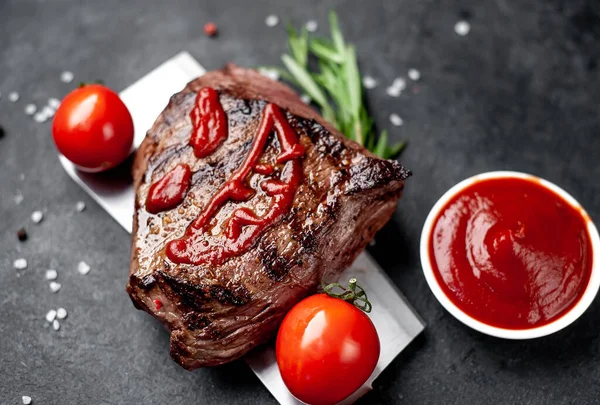 Ketçaptan yapılmış korkunç yüzlü ızgara biftek.