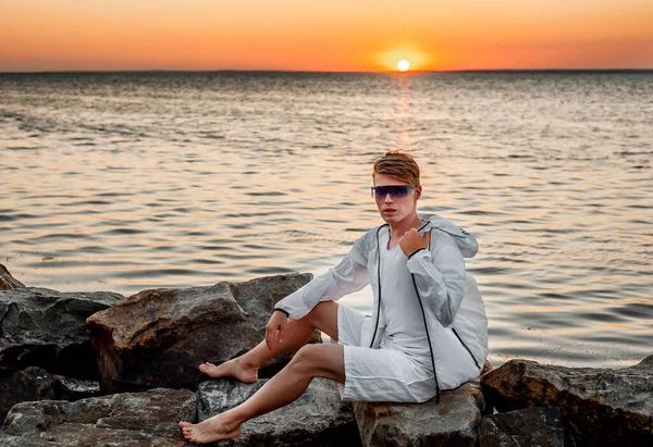 Kille Vita Kläder Tittar Solnedgången Vid Havet — Stockfoto