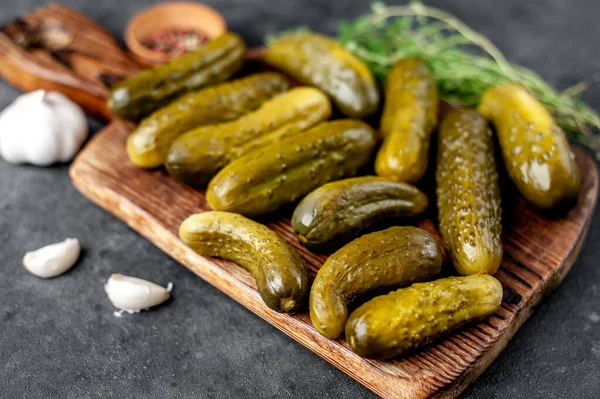 Gepekelde Komkommers Houten Plank — Stockfoto