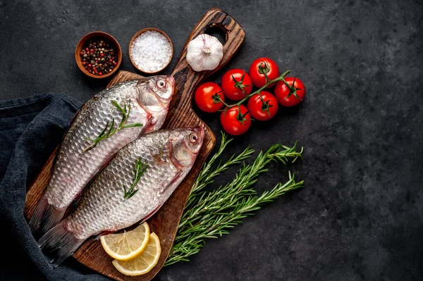 Carpa Crucian Peixe Com Limão Tomilho Uma Tábua Ardósia Fundo — Fotografia de Stock