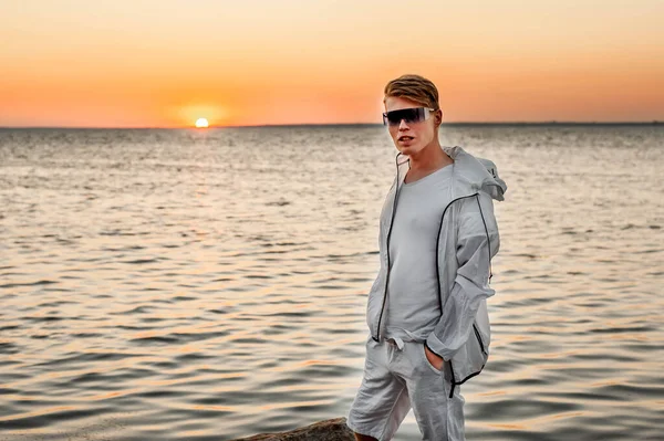 Een Man Witte Kleren Kijkt Naar Zonsondergang Door Zee — Stockfoto