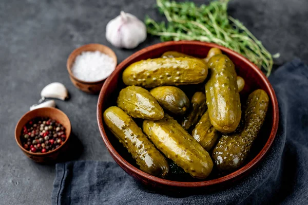 Baharatlı salatalık turşusu.