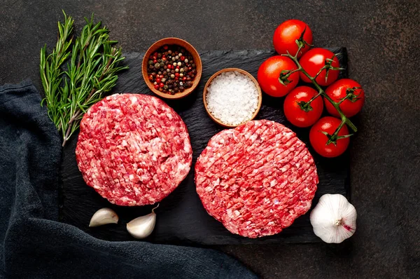 Biberiyeli hamburgerler ve arka planda baharatlar.