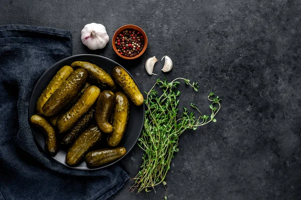 Baharatlı salatalık turşusu.