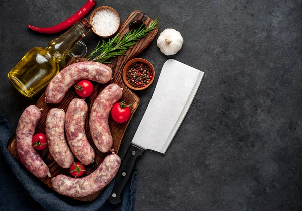 Metnin için kopyalama alanı olan taştan bir arka planda kesilmiş baharatlı çiğ sosisler.